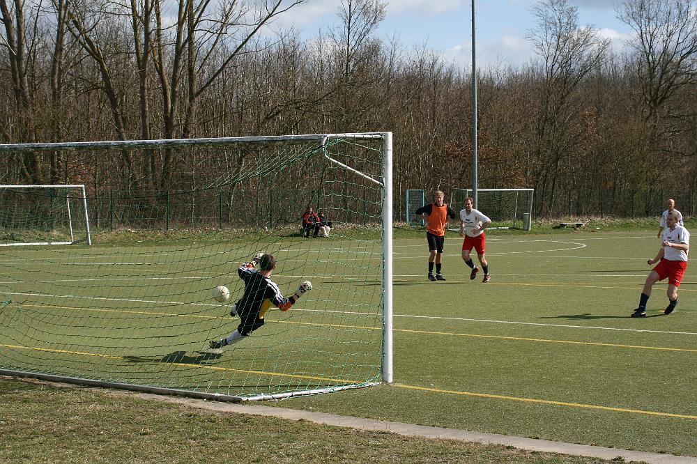 Eutin 08 - SSV 2. Herren 016.jpg - Vincent nach rechts. Der Gegner auch.